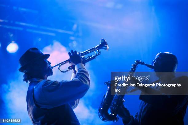 musicians playing in jazz band on stage - performance stockfoto's en -beelden