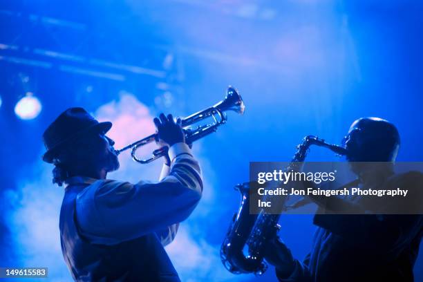 musicians playing in jazz band on stage - saxophone 個照片及圖片檔