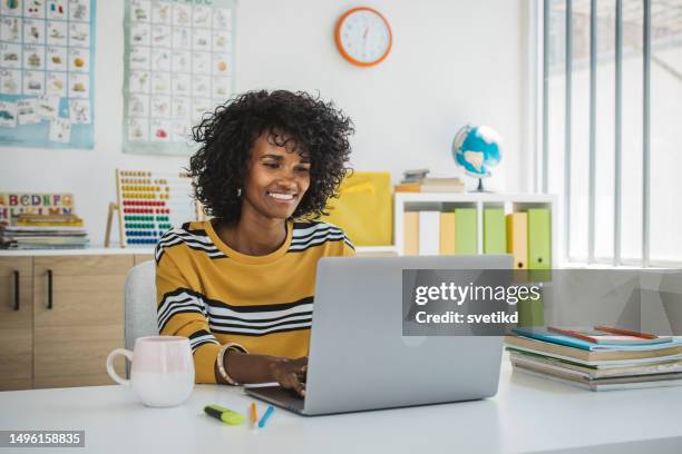 elementary school teacher - classroom laptop stock pictures, royalty-free photos & images
