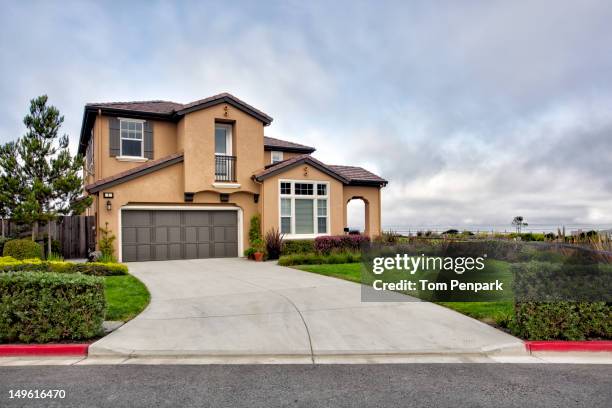 modern house and driveway - camino de entrada fotografías e imágenes de stock