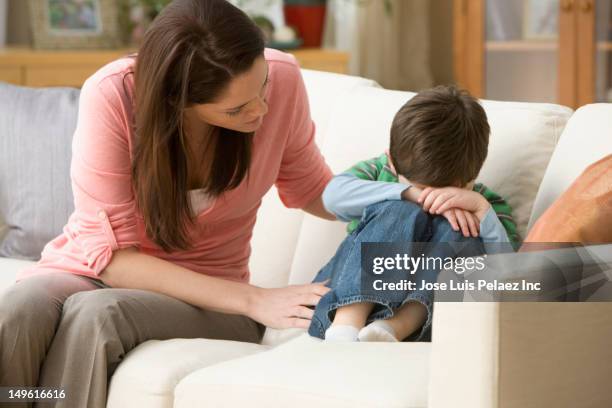 caucasian mother comforting son - familia con un hijo fotografías e imágenes de stock