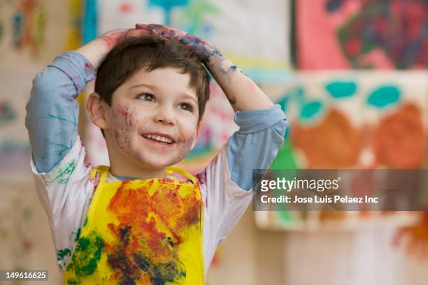messy caucasian boy in art class - 4 5 ans photos et images de collection
