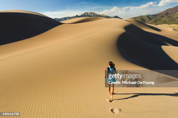 Hispanic Woman Running On Sand Dune, Foto de stock