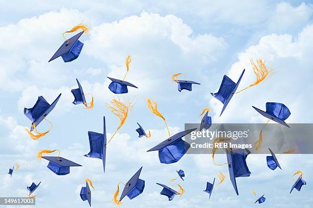 graduation mortarboards being thrown in the air - mortelplank stockfoto's en -beelden