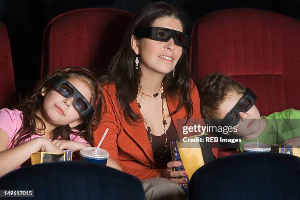 hispanic mother and children watching 3d movie - no 2012 chilean film stockfoto's en -beelden