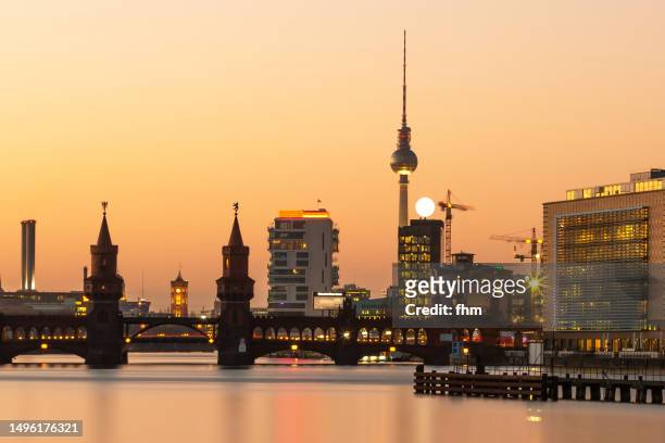 berlin skyline sunset with famous oberbaumbrücke and television-tower (kreuzberg-friedrichshain, berlin, germany) - kreuzberg - fotografias e filmes do acervo
