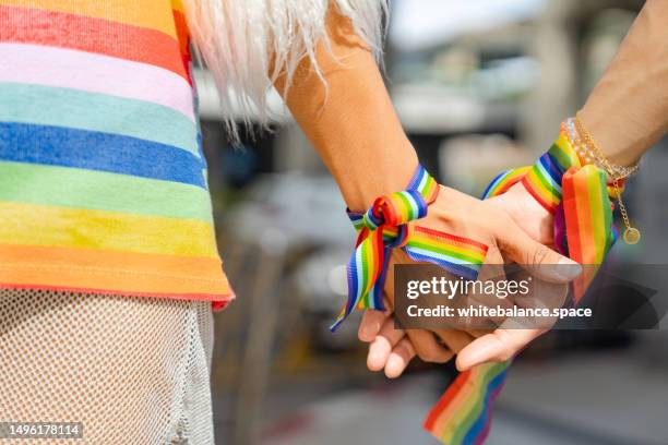 lgbt se abrazan y se saludan en el desfile - símbolo del orgullo gay fotografías e imágenes de stock