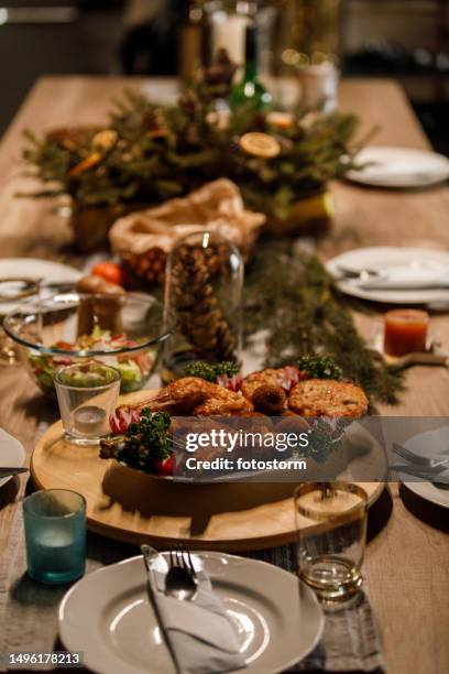 esstisch für eine weihnachts-dinner-party mit leckerem essen serviert - chicken decoration stock-fotos und bilder