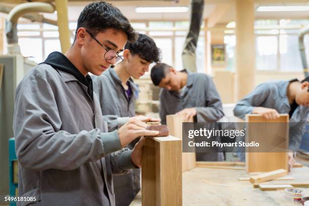 taller de carpintería con estudiantes que estudian para el aprendizaje en la escuela secundaria - taller-de-carpintería fotografías e imágenes de stock