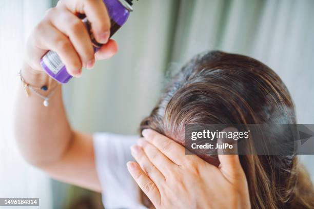 erwachsene frau, die silberne haare färbt - färbemittel stock-fotos und bilder