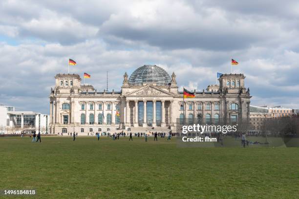 deutscher bundestag - reichstag building with german flags (german parliament building) - berlin, germany - politische partei stock-fotos und bilder