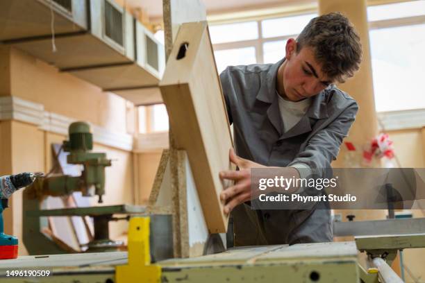 laboratorio di falegnameria con studente che studia per l'apprendistato al liceo - sparse foto e immagini stock