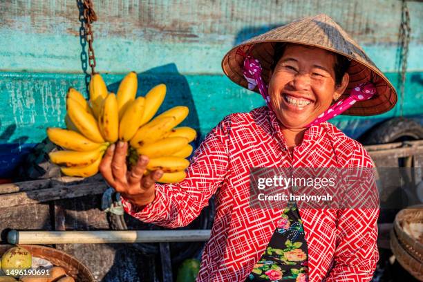 femme vietnamienne vendant des bananes sur le marché flottant, delta du fleuve mékong, vietnam - marché flottant photos et images de collection