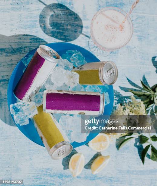 drinks cans on ice - sans alcool photos et images de collection