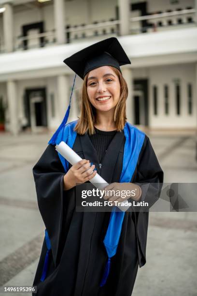 retrato de una joven graduada en su graduación - toga fotografías e imágenes de stock