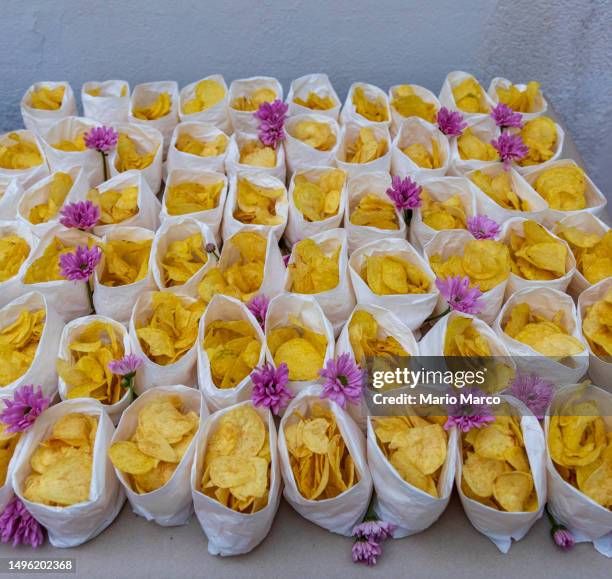 potato chips in paper bags - kartoffelblüte nahaufnahme stock-fotos und bilder