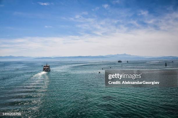 wasserfahrzeuge auf dem bodensee in friedrichshafen, deutschland - friedrichshafen stock-fotos und bilder