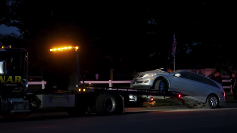 https://media.gettyimages.com/id/1496205200/video/tow-trucks-and-police-at-car-accident-scene-on-road-in-night-time.jpg?b=1&s=640x640&k=20&c=mUM_lnM0E0Gsyr8AtgPJVwJPt5_kzMehEEbsBGcbB4s=