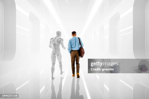 jeune homme d’affaires avec avatar ai marchant dans un couloir futuriste - robot photos et images de collection