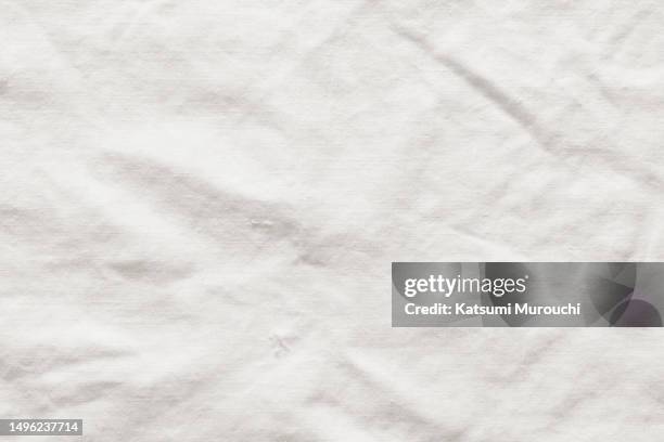 wrinkled white linen fabric textured background - tablecloth - fotografias e filmes do acervo