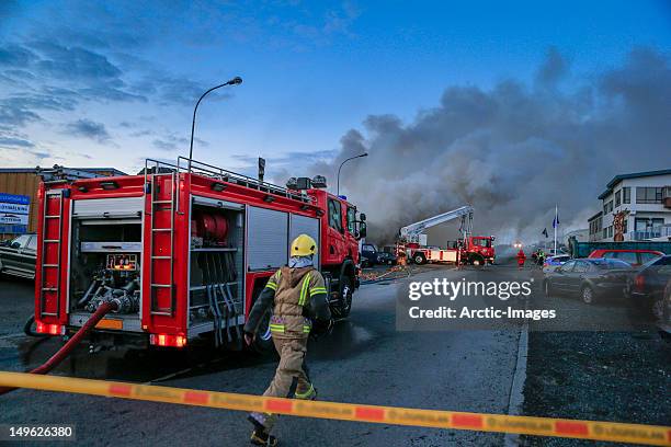 firefigher running to fire scene - carro de corrida fotografías e imágenes de stock