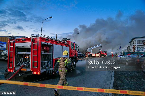 firefigher running to fire scene - evento catastrofico foto e immagini stock