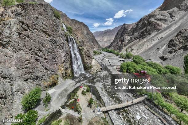 mantoka waterfall in the karakoram mountains near skardu, pakistan - skardu stock-fotos und bilder