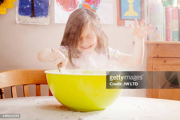 girl (4-5) mixing flour in bowl - combine day 6 stock-fotos und bilder