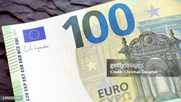 close up of 100 euro note. - monnaie de l'union européenne stock-fotos und bilder