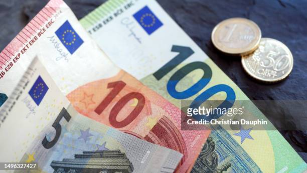 close-up of euro banknotes with change. - monnaie de l'union européenne stock-fotos und bilder