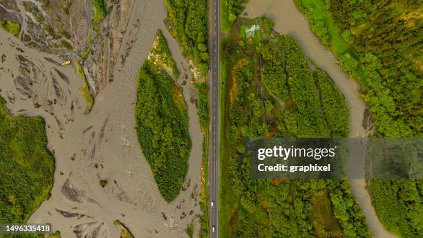 vista aerea di una strada circondata dal fiume - georgia caucaso del sud foto e immagini stock