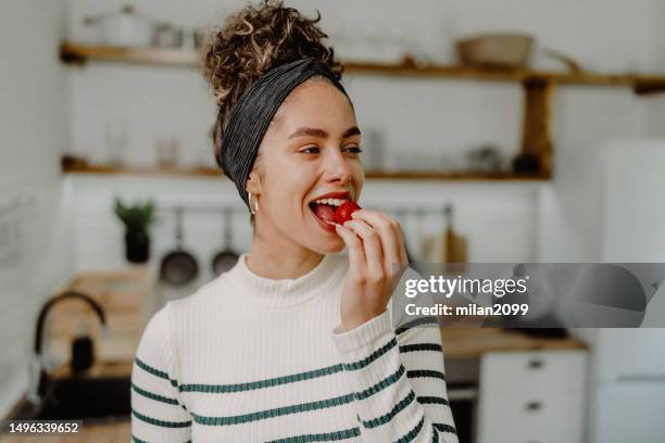 strawberry - morder imagens e fotografias de stock