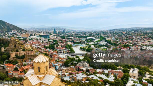 vue aérienne de la ville de tbilissi en géorgie - tbilisi photos et images de collection