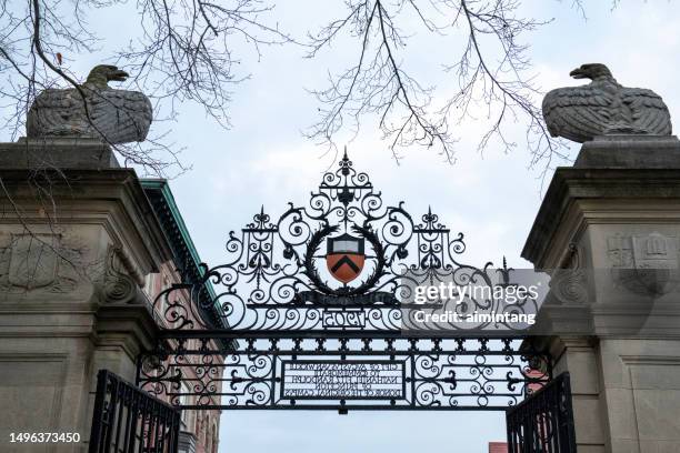 architektonisches detail eines tores in der princeton university - princeton university stock-fotos und bilder