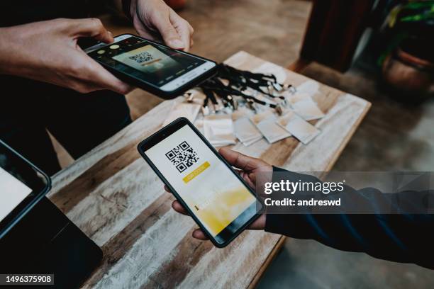 check in using smartphone qr code - global entry stockfoto's en -beelden