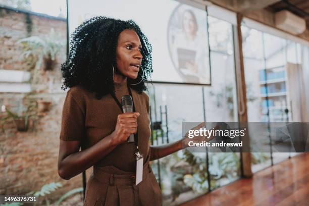 frau, die rednerpräsentation gibt - african american speaking to an audience stock-fotos und bilder