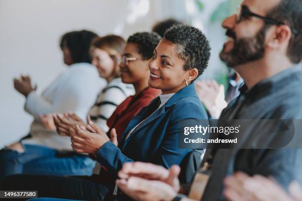 grupo de personas ovacionar - applauding fotografías e imágenes de stock