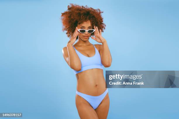 portrait d’une jeune femme cool - maillot de bain photos et images de collection