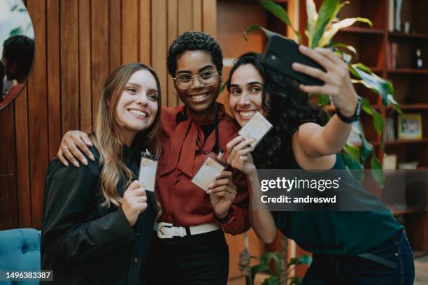 plaudern bei der geschäftskonferenz in der kaffeepause - african american mentor stock-fotos und bilder