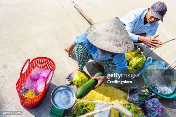 street vendors in central vietnam - vietnam street food stock pictures, royalty-free photos & images