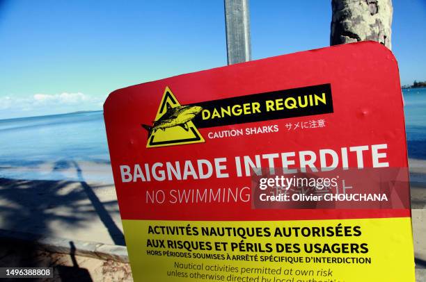 Panneau "Danger requin" d'interdiction de baignade sur les plages de Nouméa suite aux attaques de requins le 26 mai 2023.