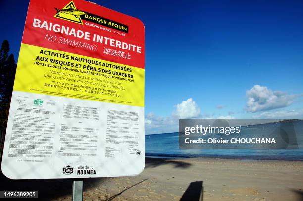 Panneau "Danger requin" d'interdiction de baignade sur les plages de Nouméa suite aux attaques de requins le 26 mai 2023.