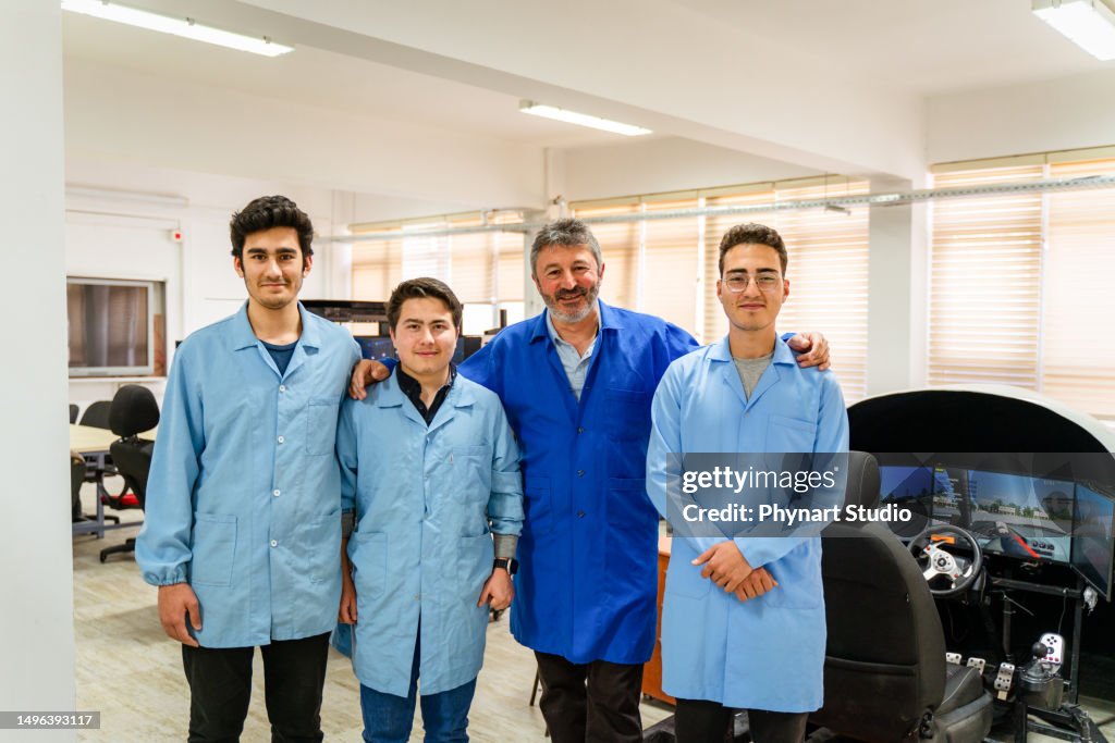 Grupo de jóvenes estudiantes en técnico vocacional con profesor