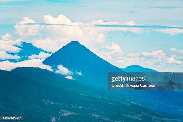 landscape with view towards volcanoes in costa rica - parque nacional volcán tenorio fotografías e imágenes de stock