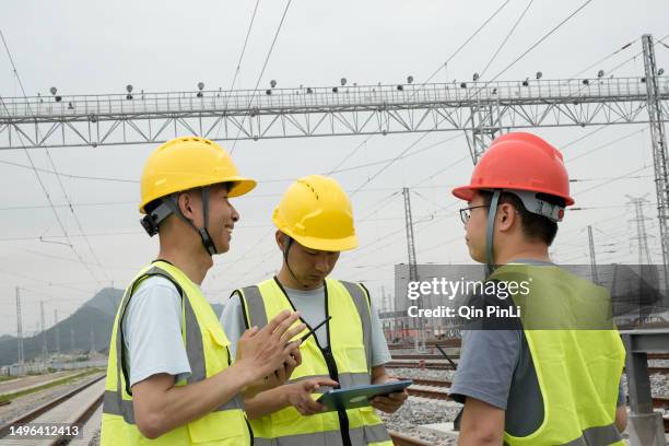 technicians are using tablets to look at the trouble spots - careerbuilder challenge stock pictures, royalty-free photos & images