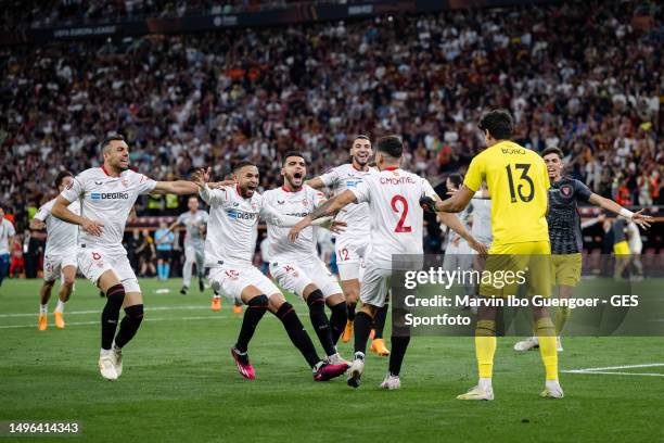 Joan Jordan, Youssef En-Nesyri, Karim Rekik, Rafa Mir, Gonzalo Montiel and Yassine Bounou of Sevilla celebrates victory after the UEFA Europa League...