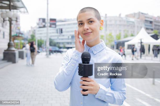 tv-reporter bei einer live-reportage - fernsehreporter stock-fotos und bilder