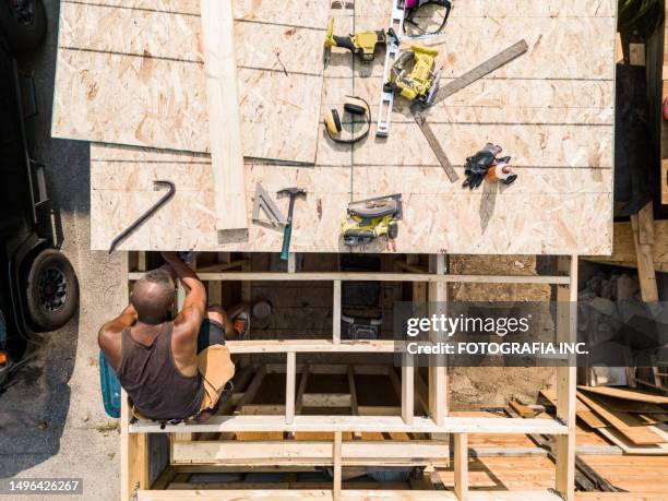 männlicher zimmermann baut schuppen im hinterhof - fachwerk stock-fotos und bilder