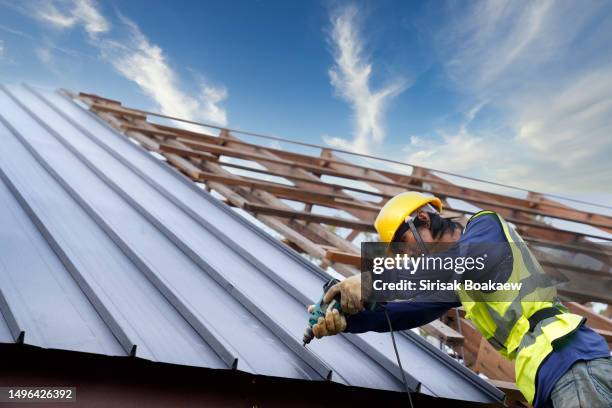 construction workers install new roofs, roofing tools, - dakdekker stockfoto's en -beelden