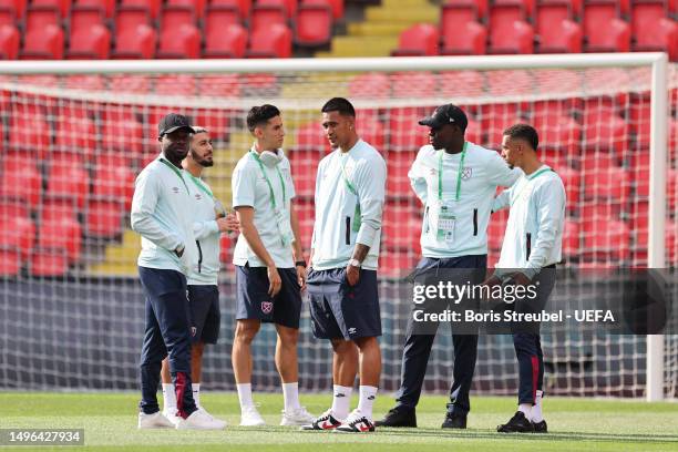 Alphonse Areola of West Ham United inspects the pitch with teammates prior to the UEFA Europa Conference League 2022/23 final match between ACF...
